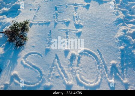 Lassen Sie es schneien Schreiben auf frischen Schnee von Frau draußen gemacht. Winter frostige Wetter Stockfoto