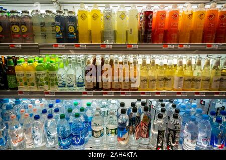 Einen Kühler in einem Lebensmittelgeschäft in New York bietet Säfte, Soda, Wasser, und fast jede andere denkbare trinken, am Freitag, 20. Dezember 2019. (© Richard B. Levine) Stockfoto