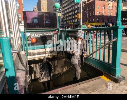 Pendler Betreten und Verlassen des West 23 St Station in Chelsea in New York am Montag, 23. Dezember 2019. (© Richard B. Levine) Stockfoto