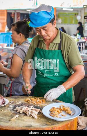 Chaing Mai, Thailand - November 03, 2017: Lokale cook preaping Gericht. Stockfoto