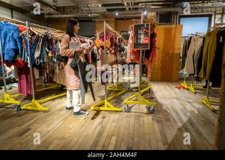 Letzte Weihnachtskäufer in einem Urban Outfitters Store in der Herald Square in New York am Freitag, 20. Dezember 2019. (© Richard B. Levine) Stockfoto