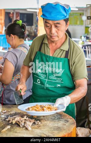 Chaing Mai, Thailand - November 03, 2017: Lokale cook preaping Gericht. Stockfoto