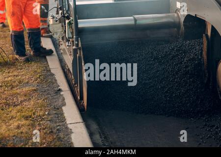 Asphalt Pflaster. Fertiger Maschine und Straßenwalze. Neuen Straßenbau. Stockfoto