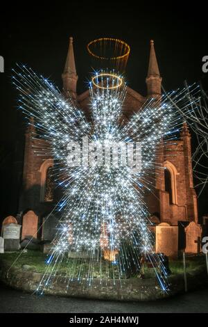 Appledore, North Devon, England. Dienstag 24. Dezember 2019. UK Wetter. An einem kalten und windigen Heiligabend in North Devon, die Weihnachten Engel hellt die Nacht in der Kirche St. Mary im Küstenort Appledore, Terry Mathews/Alamy Leben Nachrichten. Stockfoto