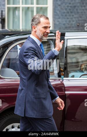 König Felipe VI. von Spanien verlassen Downing Street nach einem Treffen mit Premierminister Theresa May. Stockfoto