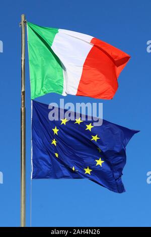 Italien und die Europäische Union Flaggen im Wind, europäischen und italienischen Symbole Stockfoto