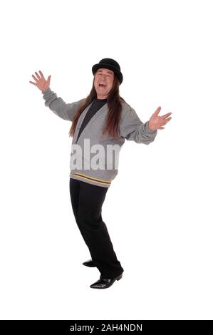 Ein indigener trägt einen schwarzen Hut steht für weissen Hintergrund mit seinen Händen outstrechet im Studio isoliert Stockfoto