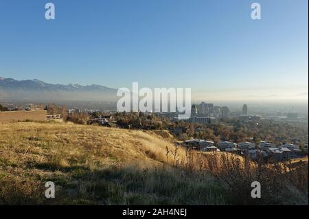 Querformat der Utah State Capitol Building und Salt Lake City, Utah, von der Ensign Peak gesehen Stockfoto