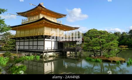 KYOTO, JAPAN - April, 15, 2018: Ansicht der Rückseite des kinkakuji Tempel in Kyoto. Stockfoto