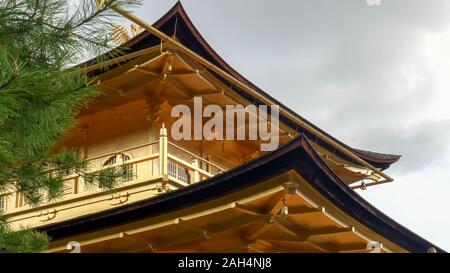 KYOTO, JAPAN - April, 15, 2018: Nahaufnahme der Dach und Dachrinnen von kinkakuji Tempel in Kyoto. Stockfoto