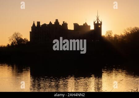 Silhouette einer alten Burg auf dem See bei Sonnenaufgang. Sonnenstrahlen brechen durch die Fenster. Linlithgow Palace, Schottland Stockfoto