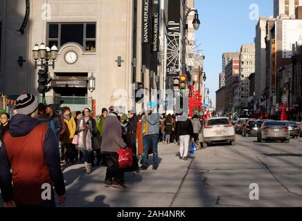 Die Menschen genießen einige Last Minute Shopping auf der Sainte-Catherine street unter Nachmittag Sonne in der Innenstadt von Montreal am Heiligabend Stockfoto