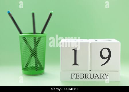 Tischkalender von zwei Würfel für Februar 19. Stockfoto