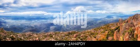 Australien Tasmania Hobart, Hauptstadt des Staates Panoramablick vom Mt. Wellington Tag Zeit bewölkt und entfernten Stadt unter Antenne Suche Stockfoto