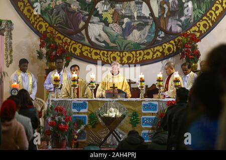 Mitglieder des Klerus während der Heiligabend Gottesdienst in der katholischen Kirche Himmelfahrt. Stockfoto