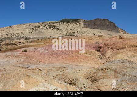 Creme, orange und pink Clay Hill zu Beginn des Cape Maria Van Diemen in der Region Northland auf der Nordinsel Neuseelands. Von den Te Paki Coastal Track, Cape Reinga. Stockfoto