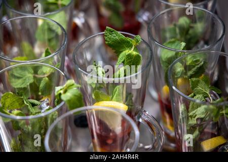 Gläser gekühlten Zitrone Minze Tee und frischen und Minzeblättchen Stockfoto