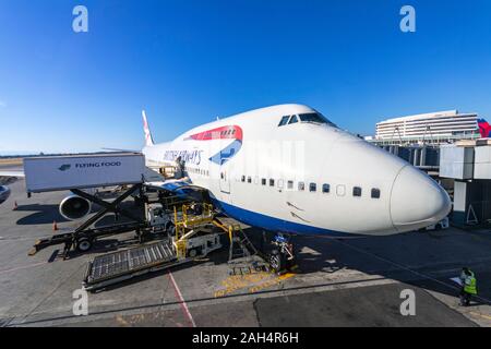 Wide Angle Shot einer British Airways Boeing 747 Jumbo Jet an der Fluggastbrücke Seattle International Airport Stockfoto