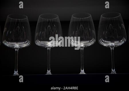 Gläser Wein auf schwarzem Hintergrund Stockfoto