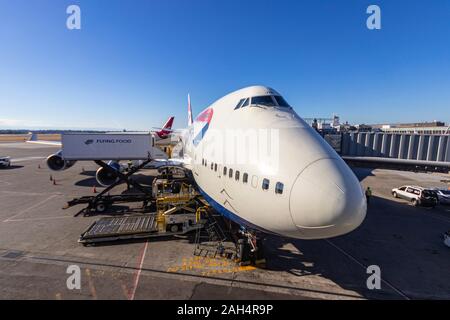 Wide Angle Shot einer British Airways Boeing 747 Jumbo Jet an der Fluggastbrücke Seattle International Airport Stockfoto