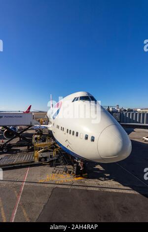 Wide Angle Shot einer British Airways Boeing 747 Jumbo Jet an der Fluggastbrücke Seattle International Airport Stockfoto