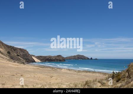 Die kleine Bucht zwischen Te Werahi Beach und Cape Maria Van Diemen als von den Te Paki Küstenweg rund um Cape Reinga, Northland, Neuseeland gesehen. Stockfoto