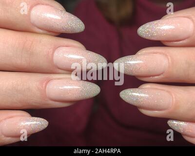 Weihnachten Gel Nail Design, Frau Hand Maniküre Malerei Sekt Folien, niedlichen Schneemann dekoriert mit glänzenden dunklen Grün Kristall und gelber Stern als christm Stockfoto