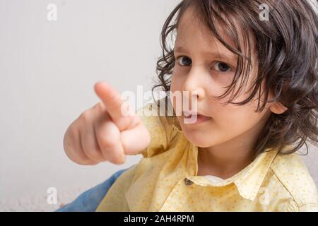 Trauriges Kind Junge entfernt seinen Finger Stockfoto