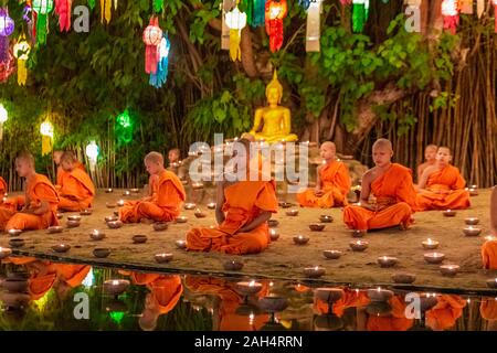 Chaing Mai, Thailand - November 03, 2017: Loy Krathong Festival in Chiangmai. Traditionelle Mönch Licht schwebende Ballon Papier jährlich am Wat Ph Stockfoto