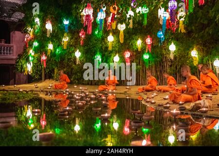 Chaing Mai, Thailand - November 03, 2017: Loy Krathong Festival in Chiangmai. Traditionelle Mönch Licht schwebende Ballon Papier jährlich am Wat Ph Stockfoto