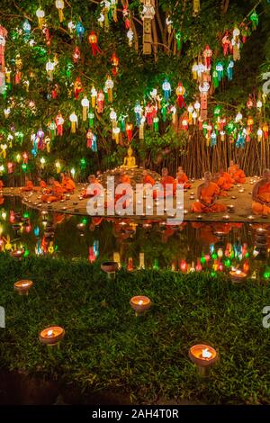 Chaing Mai, Thailand - November 03, 2017: Loy Krathong Festival in Chiangmai. Traditionelle Mönch Licht schwebende Ballon Papier jährlich am Wat Ph Stockfoto