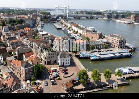 Dieses Foto ist von der Kirche Turm und bietet Ihnen einen Blick über die Stadt Dordrecht in den Niederlanden. Stockfoto