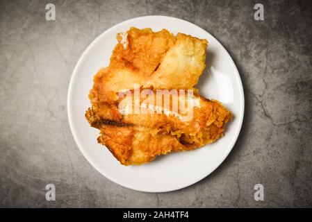 Gebratenes Fischfilet in Scheiben geschnitten für Steak oder Salat Kochen, Ansicht von oben kopieren Raum/Tilapiafilet Fisch knusprig auf weiße Platte serviert. Stockfoto