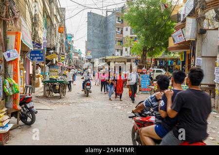 Viel befahrenen Straße Szene in einem Einkaufsviertel von Mahipalpur Bezirk, einem Vorort in der Nähe von Delhi Flughafen in New Delhi, die Hauptstadt Indiens Stockfoto