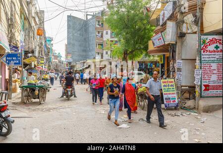 Viel befahrenen Straße Szene in einem Einkaufsviertel von Mahipalpur Bezirk, einem Vorort in der Nähe von Delhi Flughafen in New Delhi, die Hauptstadt Indiens Stockfoto