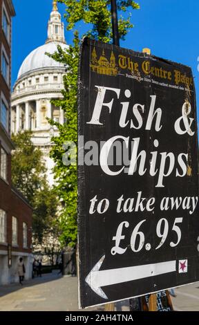 Zeichen für traditionelle Take-away-Fish und Chips in Peter's Hill mit Blick auf die berühmten Kuppel der St. Paul's Cathedral, London EC 4 an einem sonnigen Tag Stockfoto