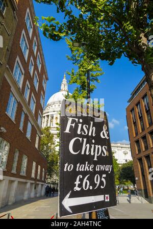 Zeichen für traditionelle Take-away-Fish und Chips in Peter's Hill mit Blick auf die berühmten Kuppel der St. Paul's Cathedral, London EC 4 an einem sonnigen Tag Stockfoto