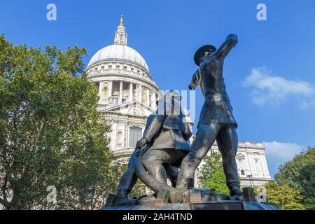 Ansicht der Nationalen Feuerwehrmänner Memorial in Carter Lane Gärten, Peter Hill's und der legendäre Kuppel der St. Paul's Cathedral, London EC 4 Stockfoto