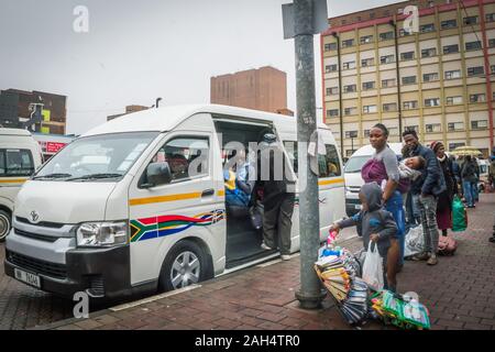 Johannesburg, Südafrika - Dezember 5, 2019 - Busbahnhof im Stadtzentrum; PKW Taxi Bus warten. Stockfoto