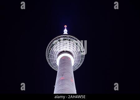 Berliner Fernsehturm in der Nacht Stockfoto
