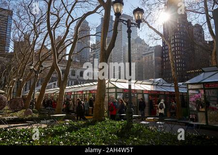 Eislaufen, Einkaufen und Essen am Bryant Park, New York City, 20. Dez 2019 Stockfoto