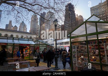 Eislaufen, Einkaufen und Essen am Bryant Park, New York City, 20. Dez 2019 Stockfoto