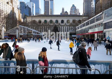 Eislaufen, Einkaufen und Essen am Bryant Park, New York City, 20. Dez 2019 Stockfoto