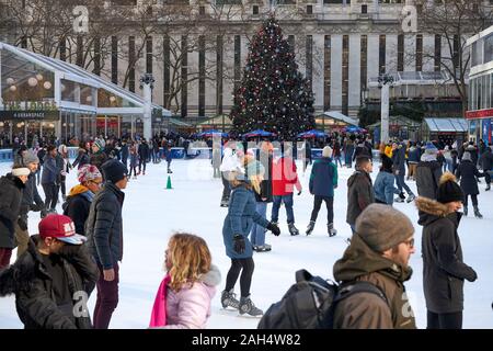 Eislaufen, Einkaufen und Essen am Bryant Park, New York City, 20. Dez 2019 Stockfoto