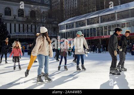 Eislaufen, Einkaufen und Essen am Bryant Park, New York City, 20. Dez 2019 Stockfoto