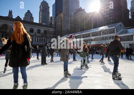 Eislaufen, Einkaufen und Essen am Bryant Park, New York City, 20. Dez 2019 Stockfoto