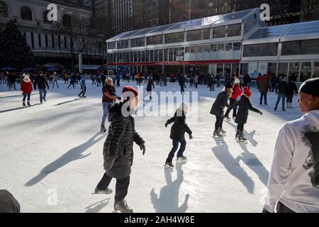 Eislaufen, Einkaufen und Essen am Bryant Park, New York City, 20. Dez 2019 Stockfoto