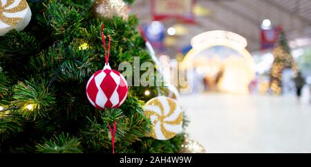Weihnachtsbaum Weihnachtsbaum Geschenke und dekorative Elemente Stockfoto