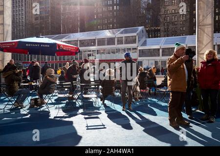 Eislaufen, Einkaufen und Essen am Bryant Park, New York City, 20. Dez 2019 Stockfoto