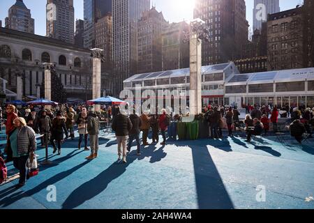 Eislaufen, Einkaufen und Essen am Bryant Park, New York City, 20. Dez 2019 Stockfoto